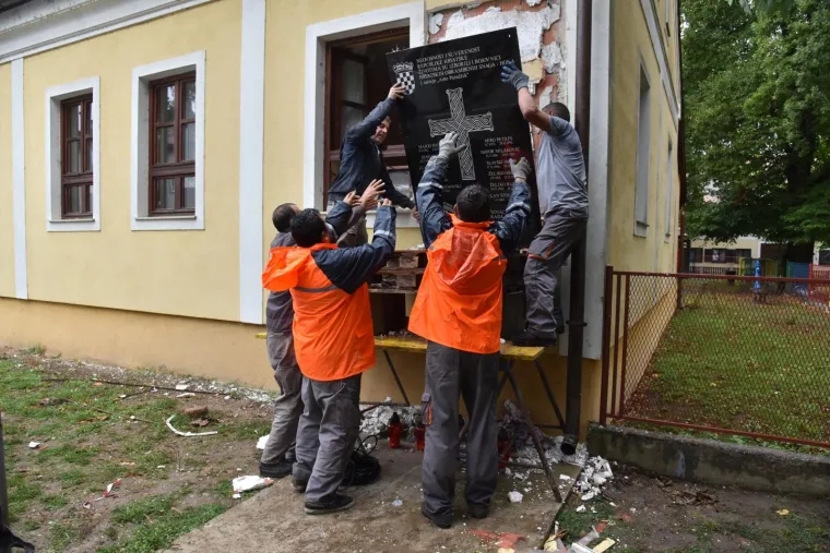 SELI U NOVSKU: Sporna HOS-ova spomen-ploča uklonjena iz Jasenovca