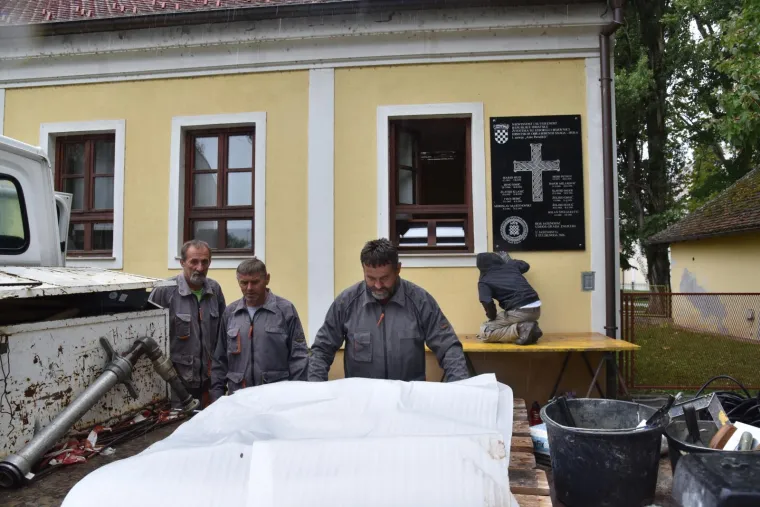 SELI U NOVSKU: Sporna HOS-ova spomen-ploča uklonjena iz Jasenovca