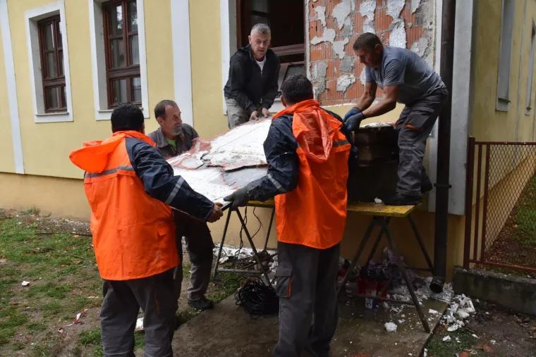 SELI U NOVSKU: Sporna HOS-ova spomen-ploča uklonjena iz Jasenovca