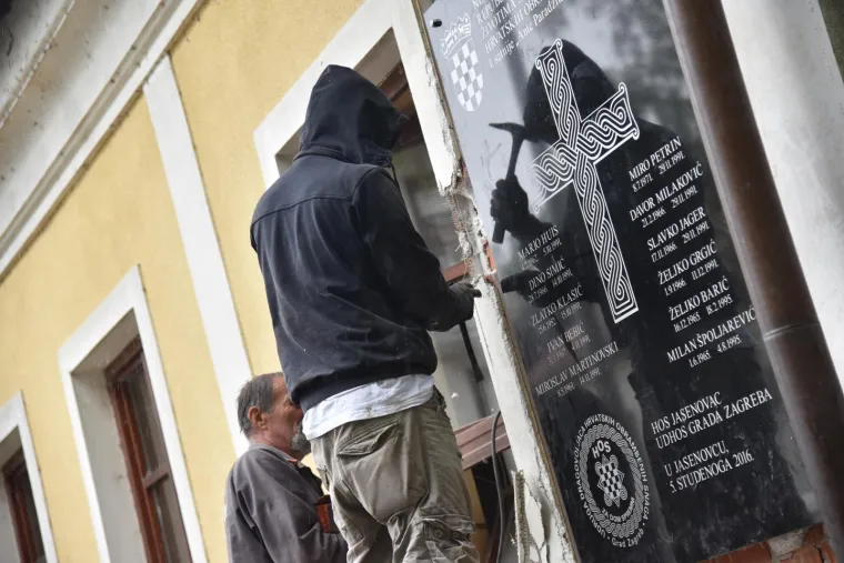 SELI U NOVSKU: Sporna HOS-ova spomen-ploča uklonjena iz Jasenovca