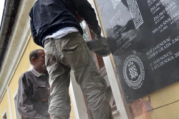 SELI U NOVSKU: Sporna HOS-ova spomen-ploča uklonjena iz Jasenovca