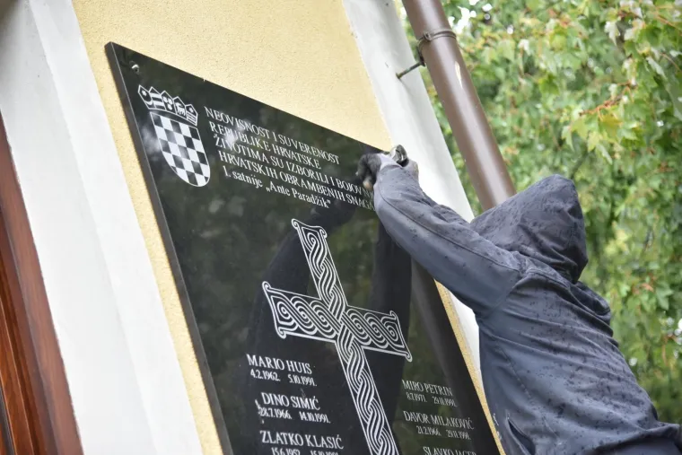 SELI U NOVSKU: Sporna HOS-ova spomen-ploča uklonjena iz Jasenovca