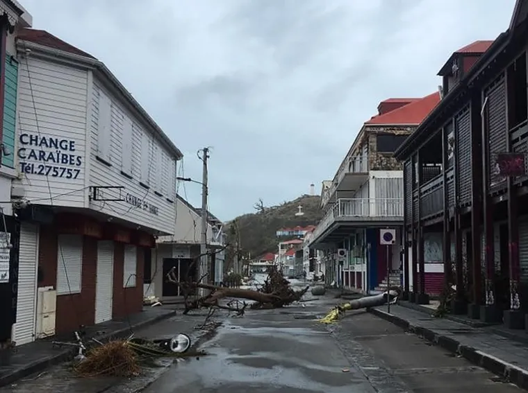 Uragan Irma poharao je otok Barbudu i opustošio francusko-nizozemski karipski otok Sveti Martin pri čemu je ukupno smrtno stradalo najmanje osam osoba, a u četvrtak ujutro dospio je do Portorika. Među stradalima su dijete na Barbudi, muškarac na otoku Antigva i šestero ljudi na otocima Sveti Martin i Sveti Bartolomej. Ovaj snažan uragan pete kategorije sa sobom je donio snažne udare vjetra koji pušu brzinom većom od 360 km/h.