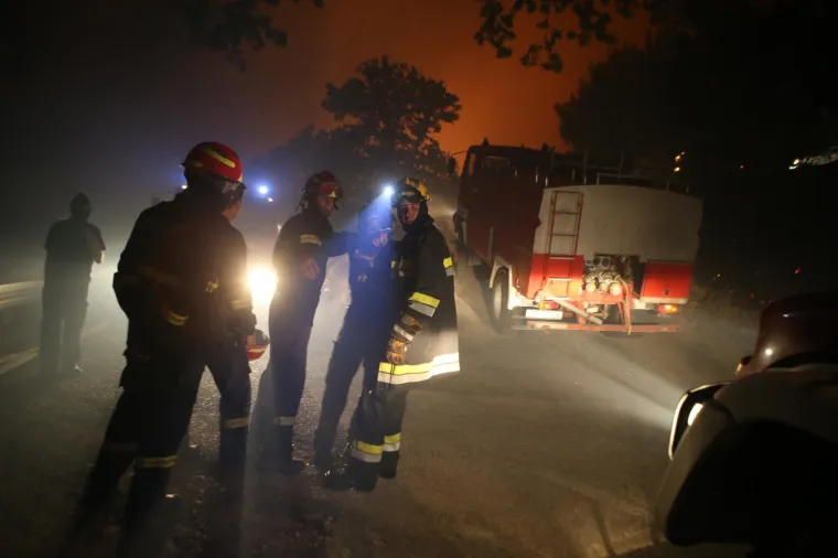OPASNOST PRIJETI I KUĆAMA: U Krilu Jesenice kod Splita bukti požar koji se brzo širi