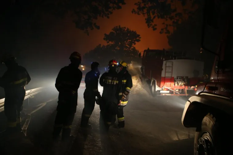 OPASNOST PRIJETI I KUĆAMA: U Krilu Jesenice kod Splita bukti požar koji se brzo širi