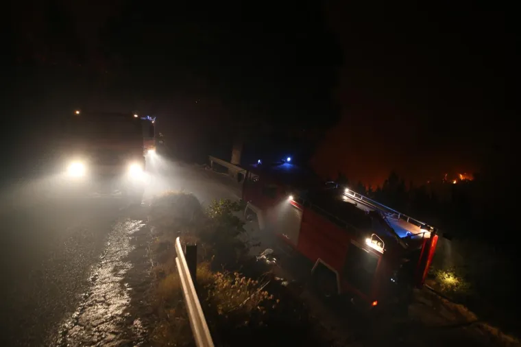 OPASNOST PRIJETI I KUĆAMA: U Krilu Jesenice kod Splita bukti požar koji se brzo širi