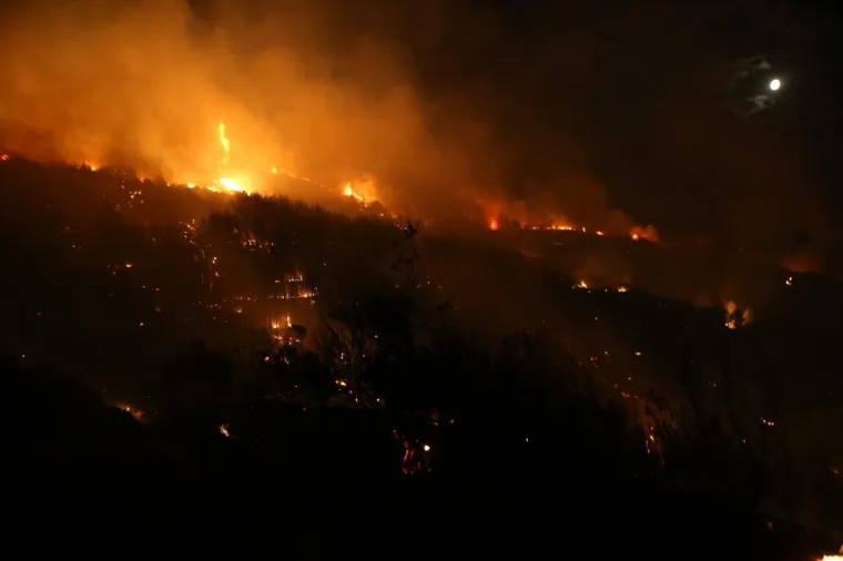 Vatrogasci na požaištu iznad Krila Jesenice. 
Požar je izbio iznad kuća u Krilu, a gore borova šuma i nisko raslinje.
