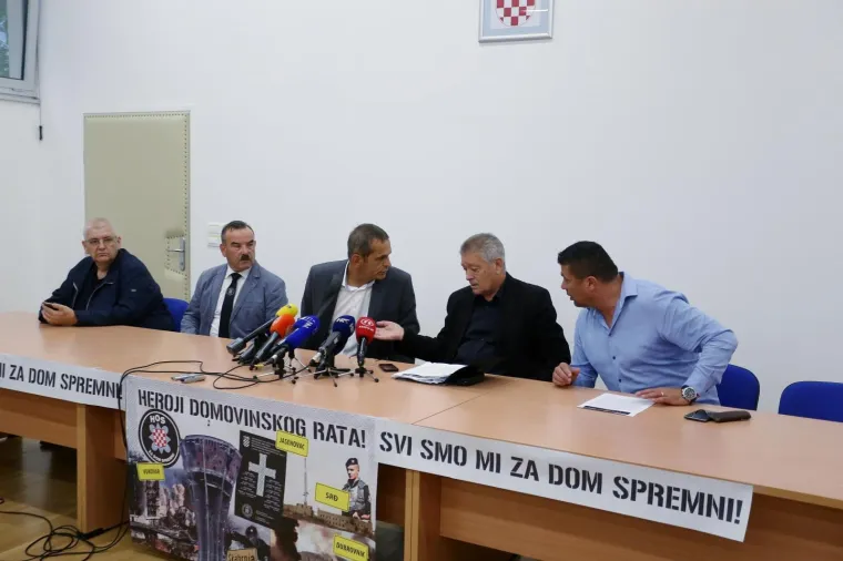 IZVANREDNA KONFERENCIJA HOS-A: Potvrđeno premještanje ploče s natpisom 'Za dom spremni'