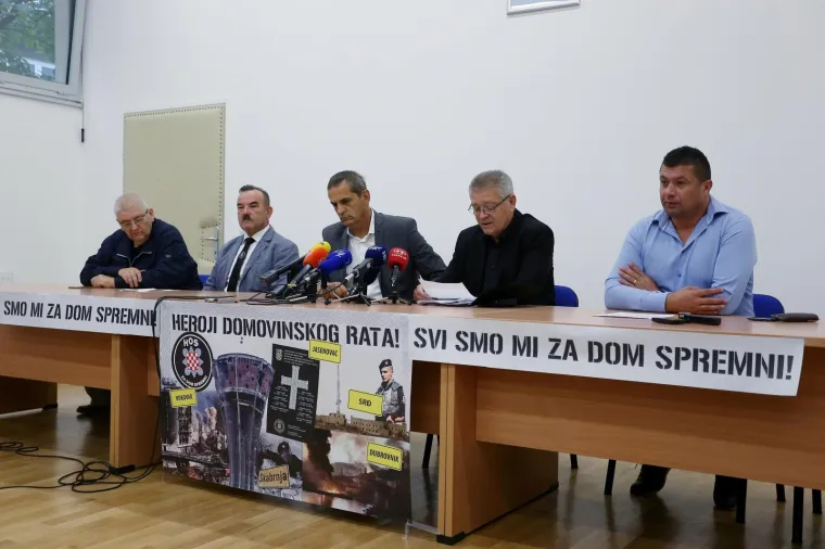 IZVANREDNA KONFERENCIJA HOS-A: Potvrđeno premještanje ploče s natpisom 'Za dom spremni'