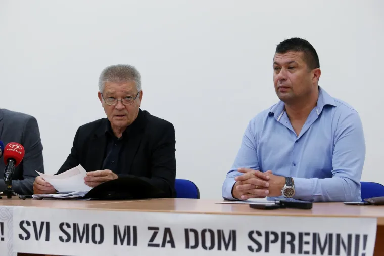 U prostorijama HVIDR-e održana je izvanredna konferencija za medije UDHOS Zagreb na temu spomen ploče za poginule pripadnike HOS-a u Jasenovcu.