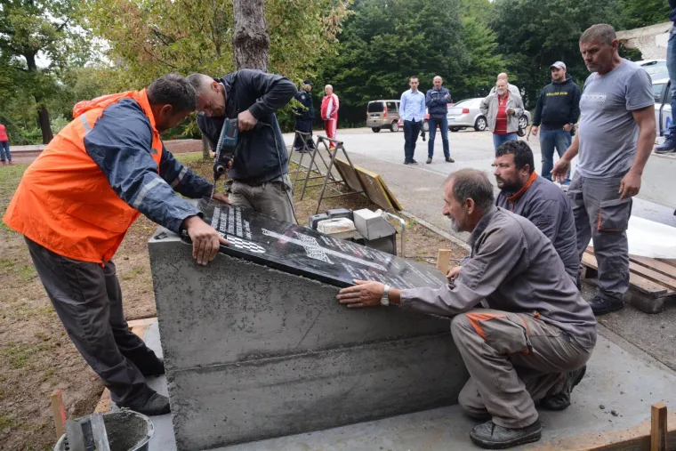 PREMJE&Scaron;TENA HOS-OVA PLOČA: Postavljena kod spomen obilježja Trokut nedaleko Novske