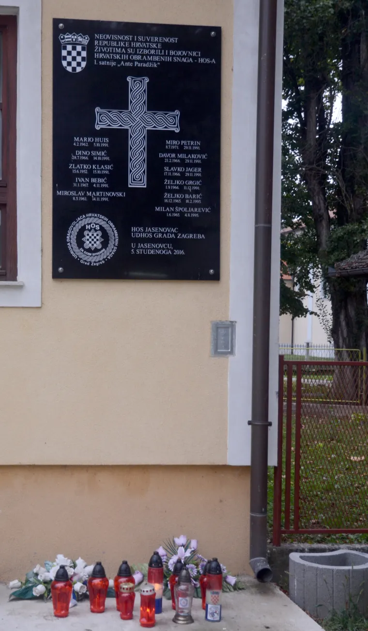 Ploča HOS-a noćas nije uklonjena, nije bilo ni najavljenih okupljanja HOS-ovaca