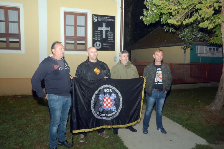 Ploča HOS-a noćas nije uklonjena, nije bilo ni najavljenih okupljanja HOS-ovaca