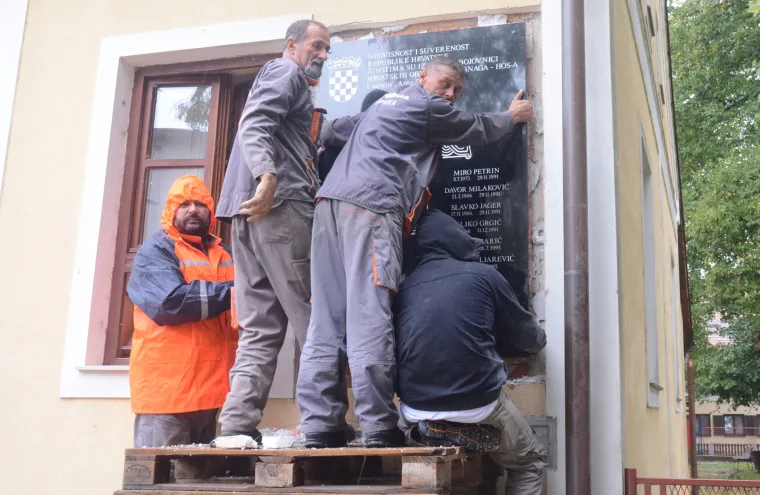 Pogledajte kako je teklo skidanje ploče s natpisom 'Za dom spremni' u Jasenovcu