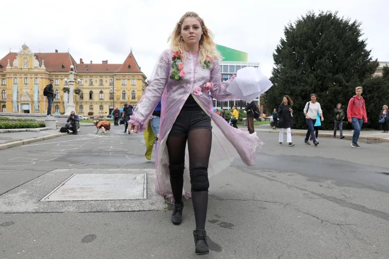 Redatelj Oliver Frljić uključio se u ideolo&scaron;ke sukobe hrvatske javnosti. S polaznicima radionice "Time is out of joint" ispisivao je antifa&scaron;ističku poeziju na biv&scaron;em Trgu mar&scaron;ala Tita, a sada Trgu Republike Hrvatske.