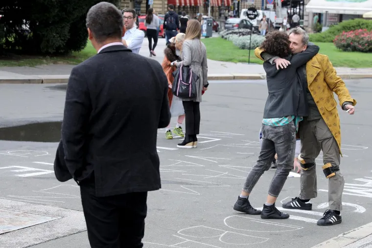 Redatelj Oliver Frljić uključio se u ideolo&scaron;ke sukobe hrvatske javnosti. S polaznicima radionice "Time is out of joint" ispisivao je antifa&scaron;ističku poeziju na biv&scaron;em Trgu mar&scaron;ala Tita, a sada Trgu Republike Hrvatske.