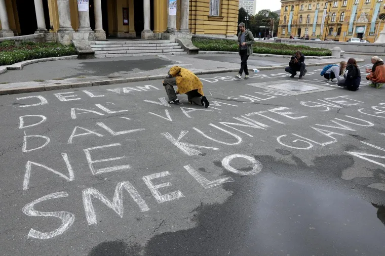 Redatelj Oliver Frljić uključio se u ideolo&scaron;ke sukobe hrvatske javnosti. S polaznicima radionice "Time is out of joint" ispisivao je antifa&scaron;ističku poeziju na biv&scaron;em Trgu mar&scaron;ala Tita, a sada Trgu Republike Hrvatske.