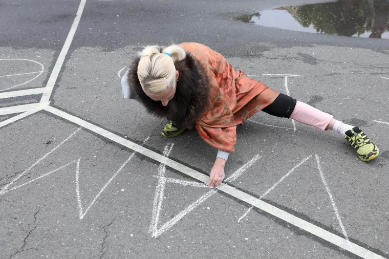 Redatelj Oliver Frljić uključio se u ideolo&scaron;ke sukobe hrvatske javnosti. S polaznicima radionice "Time is out of joint" ispisivao je antifa&scaron;ističku poeziju na biv&scaron;em Trgu mar&scaron;ala Tita, a sada Trgu Republike Hrvatske.