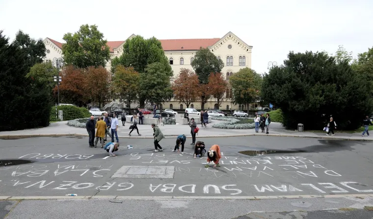 Redatelj Oliver Frljić uključio se u ideolo&scaron;ke sukobe hrvatske javnosti. S polaznicima radionice "Time is out of joint" ispisivao je antifa&scaron;ističku poeziju na biv&scaron;em Trgu mar&scaron;ala Tita, a sada Trgu Republike Hrvatske.