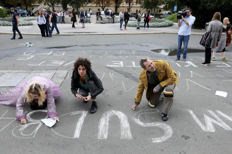 Redatelj Oliver Frljić uključio se u ideolo&scaron;ke sukobe hrvatske javnosti. S polaznicima radionice "Time is out of joint" ispisivao je antifa&scaron;ističku poeziju na biv&scaron;em Trgu mar&scaron;ala Tita, a sada Trgu Republike Hrvatske.