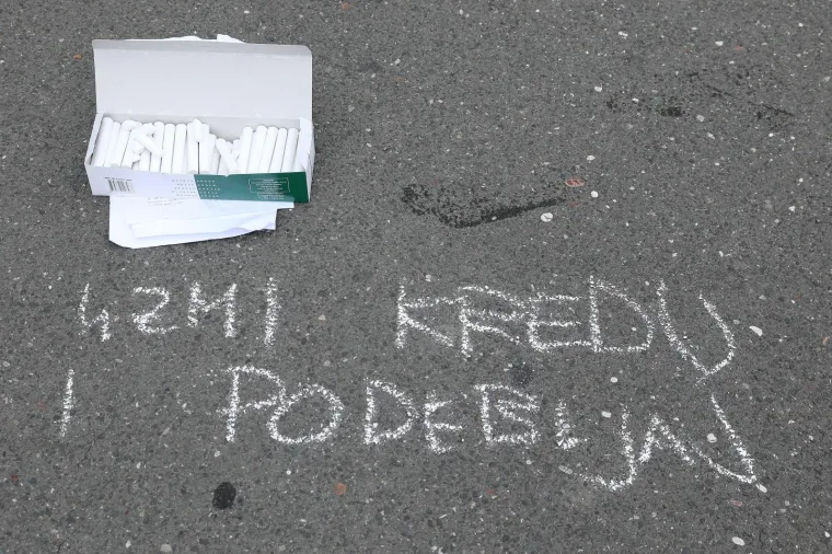 Redatelj Oliver Frljić uključio se u ideolo&scaron;ke sukobe hrvatske javnosti. S polaznicima radionice "Time is out of joint" ispisivao je antifa&scaron;ističku poeziju na biv&scaron;em Trgu mar&scaron;ala Tita, a sada Trgu Republike Hrvatske.