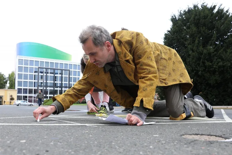 Redatelj Oliver Frljić uključio se u ideolo&scaron;ke sukobe hrvatske javnosti. S polaznicima radionice "Time is out of joint" ispisivao je antifa&scaron;ističku poeziju na biv&scaron;em Trgu mar&scaron;ala Tita, a sada Trgu Republike Hrvatske.