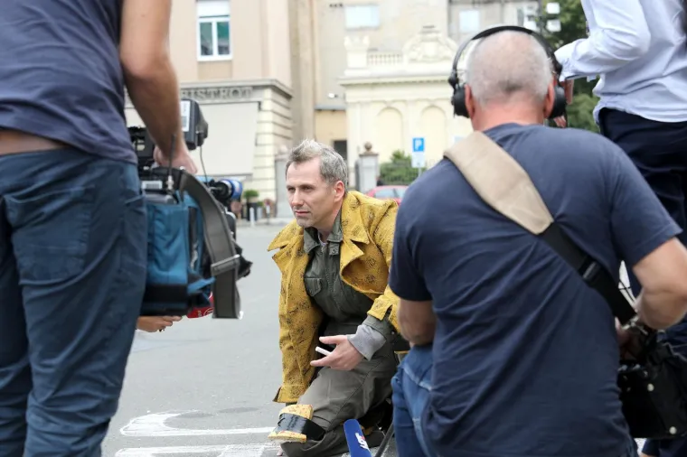 Redatelj Oliver Frljić uključio se u ideolo&scaron;ke sukobe hrvatske javnosti. S polaznicima radionice "Time is out of joint" ispisivao je antifa&scaron;ističku poeziju na biv&scaron;em Trgu mar&scaron;ala Tita, a sada Trgu Republike Hrvatske.