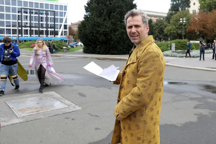 Redatelj Oliver Frljić uključio se u ideolo&scaron;ke sukobe hrvatske javnosti. S polaznicima radionice "Time is out of joint" ispisivao je antifa&scaron;ističku poeziju na biv&scaron;em Trgu mar&scaron;ala Tita, a sada Trgu Republike Hrvatske.