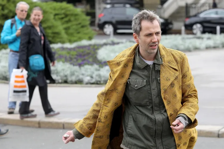 Redatelj Oliver Frljić uključio se u ideolo&scaron;ke sukobe hrvatske javnosti. S polaznicima radionice "Time is out of joint" ispisivao je antifa&scaron;ističku poeziju na biv&scaron;em Trgu mar&scaron;ala Tita, a sada Trgu Republike Hrvatske.