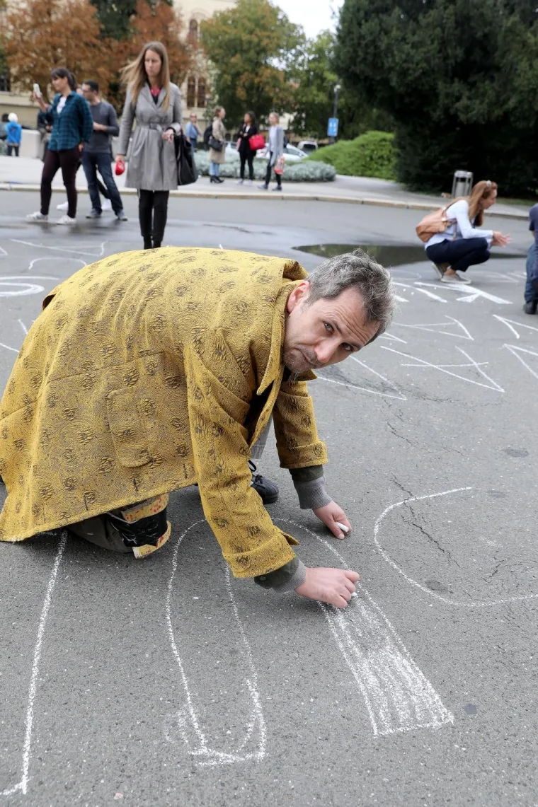 Redatelj Oliver Frljić uključio se u ideolo&scaron;ke sukobe hrvatske javnosti. S polaznicima radionice "Time is out of joint" ispisivao je antifa&scaron;ističku poeziju na biv&scaron;em Trgu mar&scaron;ala Tita, a sada Trgu Republike Hrvatske.