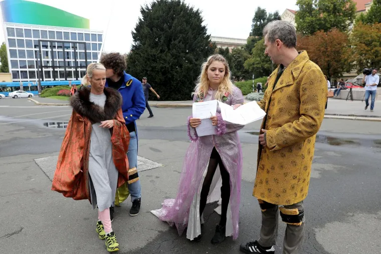 Redatelj Oliver Frljić uključio se u ideolo&scaron;ke sukobe hrvatske javnosti. S polaznicima radionice "Time is out of joint" ispisivao je antifa&scaron;ističku poeziju na biv&scaron;em Trgu mar&scaron;ala Tita, a sada Trgu Republike Hrvatske.