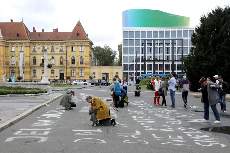 Redatelj Oliver Frljić uključio se u ideolo&scaron;ke sukobe hrvatske javnosti. S polaznicima radionice "Time is out of joint" ispisivao je antifa&scaron;ističku poeziju na biv&scaron;em Trgu mar&scaron;ala Tita, a sada Trgu Republike Hrvatske.