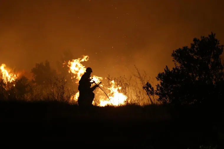 Vatra potpomognuta jakim jugom ne&scaron;to poslije 22 sata stigla je do zapadnog dijela Podstrane i Bajnica, te opasno ugrozila stambene i poslovne objekte koje brane brojni vatrogasci pred kojima je bila te&scaron;ka i besana noć.