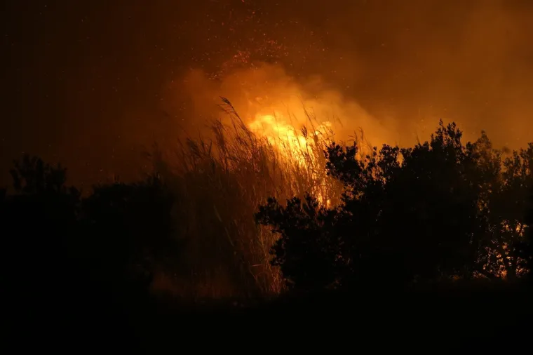 Vatra potpomognuta jakim jugom ne&scaron;to poslije 22 sata stigla je do zapadnog dijela Podstrane i Bajnica, te opasno ugrozila stambene i poslovne objekte koje brane brojni vatrogasci pred kojima je bila te&scaron;ka i besana noć. Požar ilustracija
