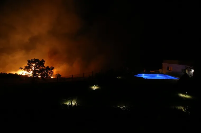 Vatra potpomognuta jakim jugom ne&scaron;to poslije 22 sata stigla je do zapadnog dijela Podstrane i Bajnica, te opasno ugrozila stambene i poslovne objekte koje brane brojni vatrogasci pred kojima je bila te&scaron;ka i besana noć.