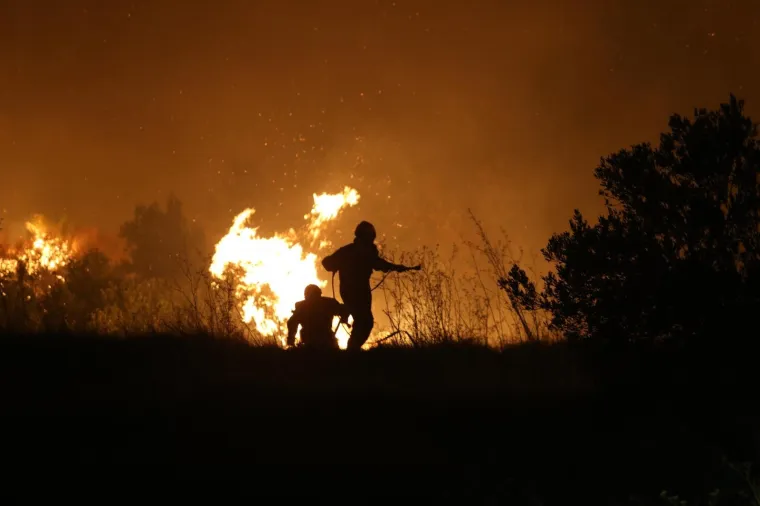 Vatra potpomognuta jakim jugom ne&scaron;to poslije 22 sata stigla je do zapadnog dijela Podstrane i Bajnica, te opasno ugrozila stambene i poslovne objekte koje brane brojni vatrogasci pred kojima je bila te&scaron;ka i besana noć.