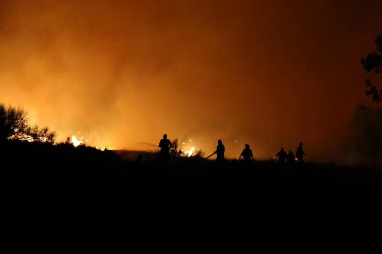 Vatra potpomognuta jakim jugom ne&scaron;to poslije 22 sata stigla je do zapadnog dijela Podstrane i Bajnica, te opasno ugrozila stambene i poslovne objekte koje brane brojni vatrogasci pred kojima je bila te&scaron;ka i besana noć.