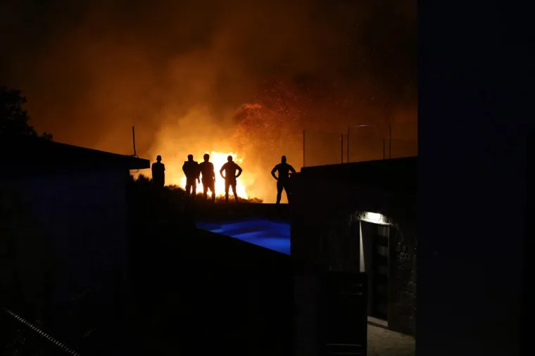 Vatra potpomognuta jakim jugom ne&scaron;to poslije 22 sata stigla je do zapadnog dijela Podstrane i Bajnica, te opasno ugrozila stambene i poslovne objekte koje brane brojni vatrogasci pred kojima je bila te&scaron;ka i besana noć.