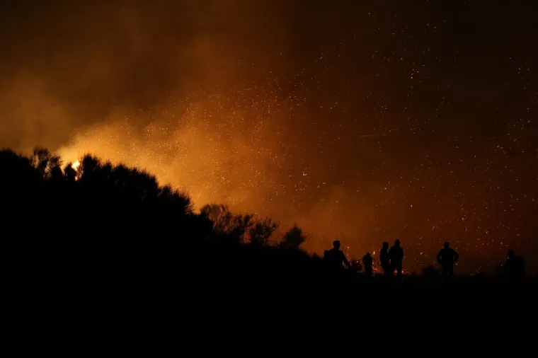 Vatra potpomognuta jakim jugom ne&scaron;to poslije 22 sata stigla je do zapadnog dijela Podstrane i Bajnica, te opasno ugrozila stambene i poslovne objekte koje brane brojni vatrogasci pred kojima je bila te&scaron;ka i besana noć.