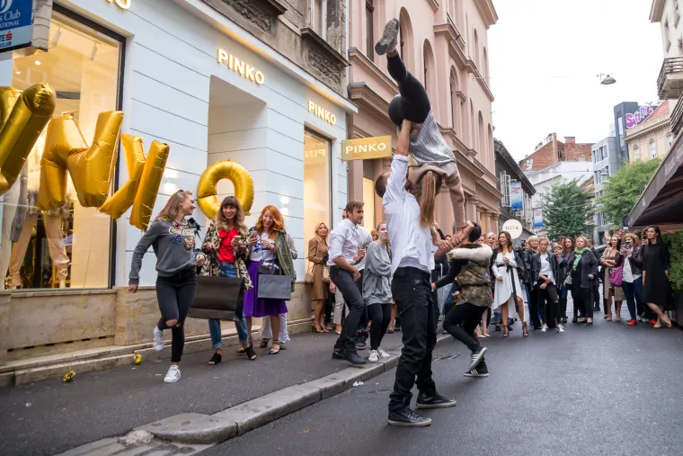 Pinko žene prolaze kroz grad - i to po vlastitim modnim pravilima