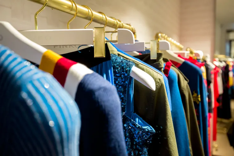 Pinko žene prolaze kroz grad - i to po vlastitim modnim pravilima