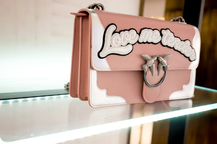 Pinko žene prolaze kroz grad - i to po vlastitim modnim pravilima