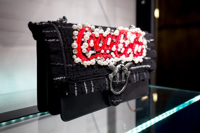 Pinko žene prolaze kroz grad - i to po vlastitim modnim pravilima