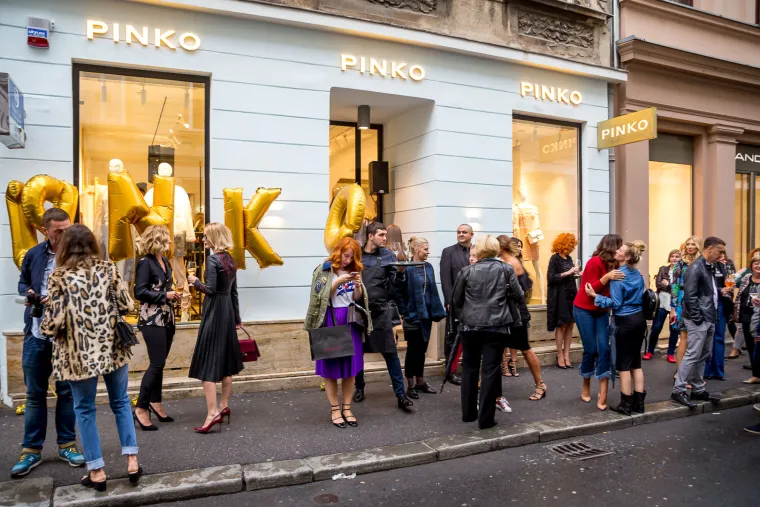 Pinko žene prolaze kroz grad - i to po vlastitim modnim pravilima