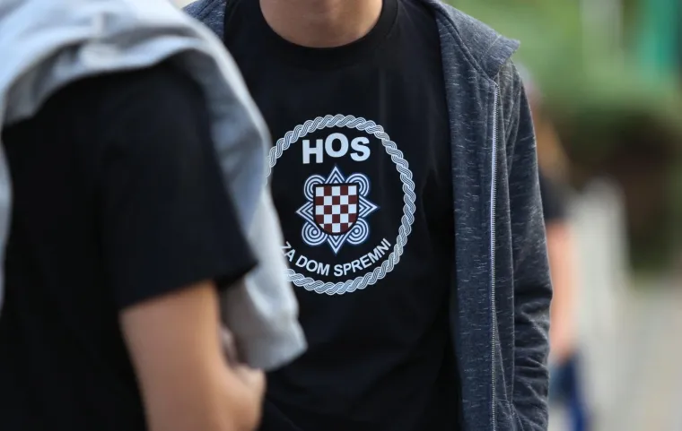 Thompson će večeras održati koncert na zagrebačkoj &Scaron;alati. Uoči koncerta brojni obožavatelji do&scaron;li su umotani u hrvatske zastave, a neki od njih imali su i zabranjena obilježja, kao i majice s usta&scaron;kim pozdravom "Za dom spremni".