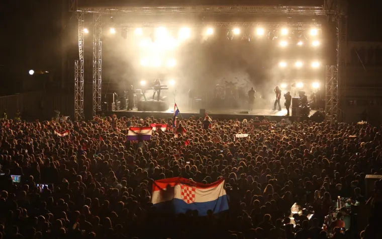 LUDNICA NA THOMPSONOVOM KONCERTU NA &Scaron;ALATI: Nije moglo bez Za dom spremnih, kao ni bez najpoznatijeg usta&scaron;e u Hrvatskoj