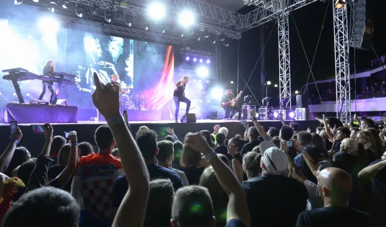 LUDNICA NA THOMPSONOVOM KONCERTU NA &Scaron;ALATI: Nije moglo bez Za dom spremnih, kao ni bez najpoznatijeg usta&scaron;e u Hrvatskoj