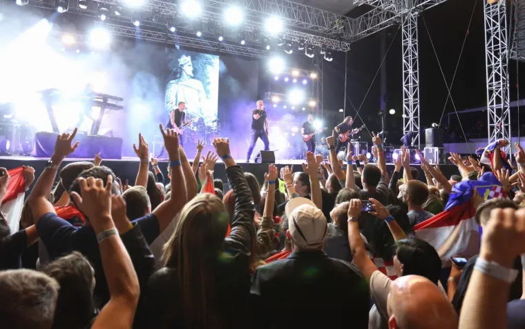 LUDNICA NA THOMPSONOVOM KONCERTU NA &Scaron;ALATI: Nije moglo bez Za dom spremnih, kao ni bez najpoznatijeg usta&scaron;e u Hrvatskoj