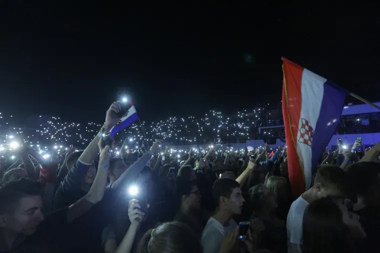 LUDNICA NA THOMPSONOVOM KONCERTU NA &Scaron;ALATI: Nije moglo bez Za dom spremnih, kao ni bez najpoznatijeg usta&scaron;e u Hrvatskoj