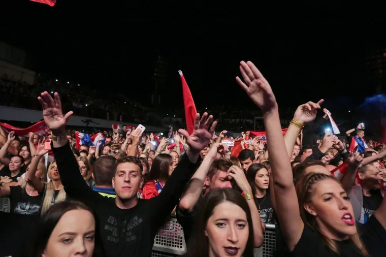 LUDNICA NA THOMPSONOVOM KONCERTU NA &Scaron;ALATI: Nije moglo bez Za dom spremnih, kao ni bez najpoznatijeg usta&scaron;e u Hrvatskoj